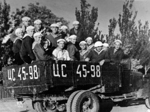 Едем на прорывку кукурузы - лето 1955 (третий слева внизу - Н.Белоусов (ДЖ) - погиб