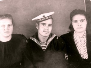 Александр Максимович на побывке с сестрой Верой (слева) и землячкой.