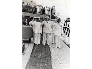 Шахиншах Ирана Мохаммед Реза Пехлеви справа с командующим флотом.