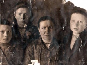 Николай (слева) с мамой, сестой Еленой и братом Сашей. Где то середина 40х годов.