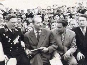 1958 г. Киноартисты Алейников и Воробьев на крейсере "Куйбышев"