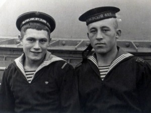 матрос Леонов Н.М. (слева)