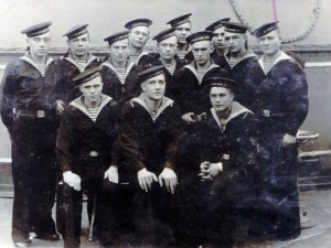 Леонов Н.М. (в нижнем ряду первый справа)