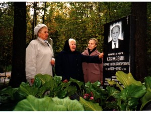 На могиле писателя Каржавина