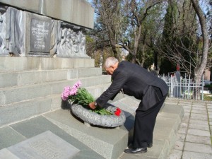 На кладбище Коммунаров