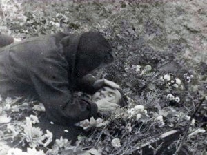 вдова Ивана Гавриловича Кириенко Зинаида Никифоровна Кириенко (Казанцева) у гроба мужа.