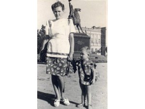 Жена и дочь на площади Суворова в этот же день