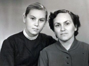 Жена Ивана Гавриловича Зинаида Никифоровна и их дочь Светлана. Октябрь 1959 года
