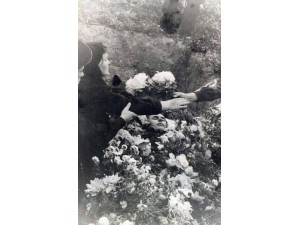 вдова Ивана Гавриловича Кириенко Зинаида Никифоровна Кириенко (Казанцева) у гроба мужа.
