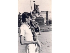 Иван Гаврилович с маленькой дочерью Светой у памятника Суворову