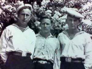 Борис (справа) со старшими братьями Александром и Николаем