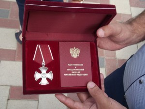 Вручение ордена Мужества сестре погибшего матроса Сметанникова Николая